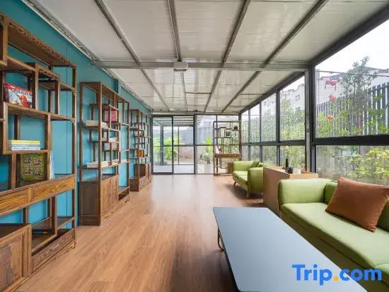 Yangzi Grey Whale Smart Hotel (Jiangyou Huopao Street)