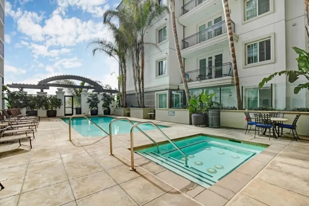 Yes it s Right 2 Suites and 3 Baths in the Heart of San Diego FB2