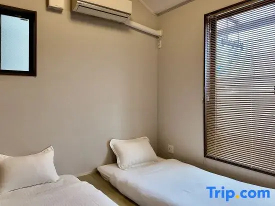 "Jialin"  2-12 people, 4 bedrooms, 2 showers, 1 living room, 1 kitchen, 1 parking space
