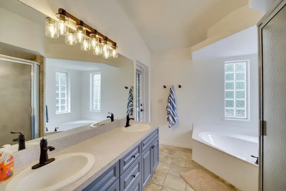 'casa Blanco' Escape w/ Fire Pit in Sebastian!