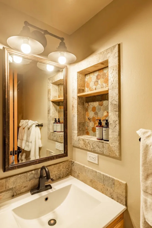 Cozy Aspen Grove 2 bed 2 bath by RedAwning Save 10% on 3 Nights, 15% on 5 Nights!