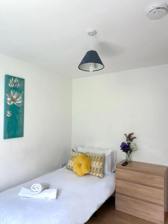 Langdale House 5 bedrooms total 9 beds contractor stay Free WIFI and Parking