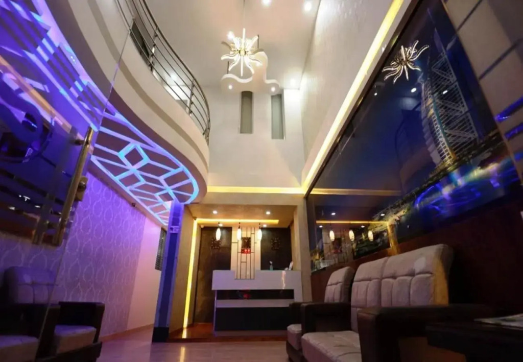 OYO 11414 Hotel Silver Suites