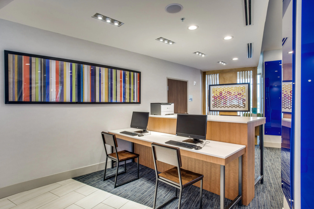 Holiday Inn Express & Suites - Denton South by IHG