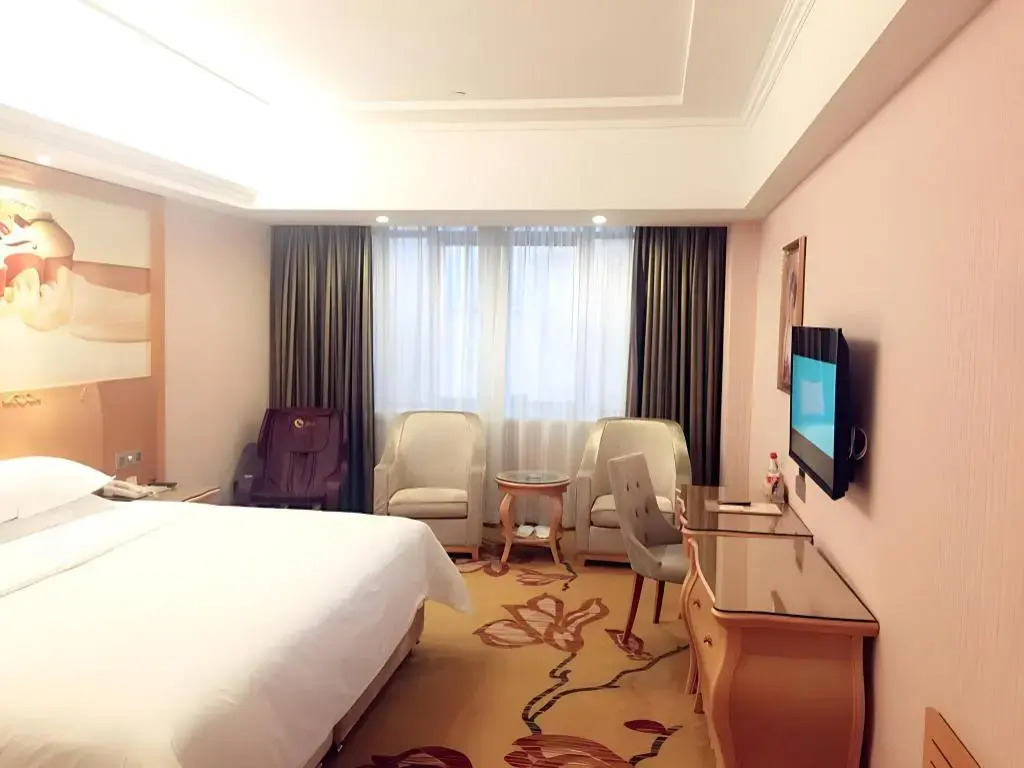 Vienna Hotel (Huizhou Zhongkai High-speed Railway Station Green Fairy Tale Branch)
