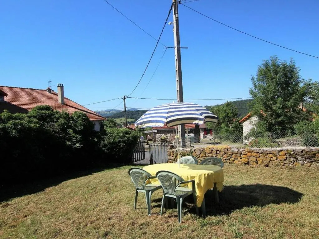 Gîte confortable en hameau calme près du Puy en Velay - 2 chambres, équipement bébé, terrain fermé - FR-1-582-141