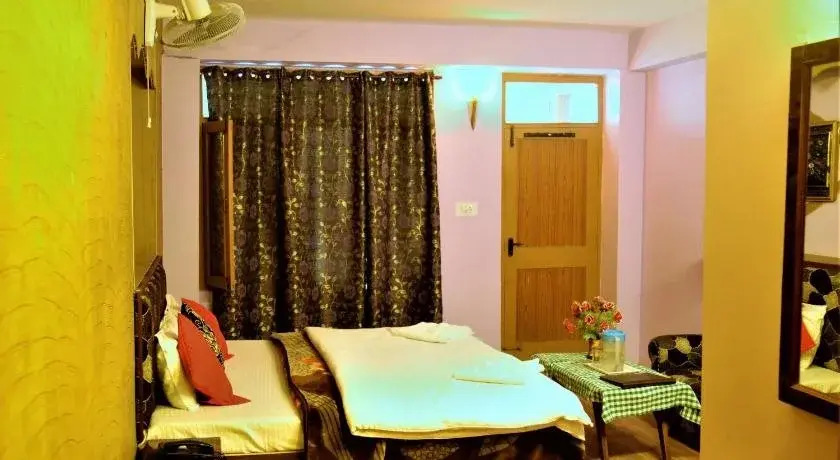 Hotel Chetna & Cottages