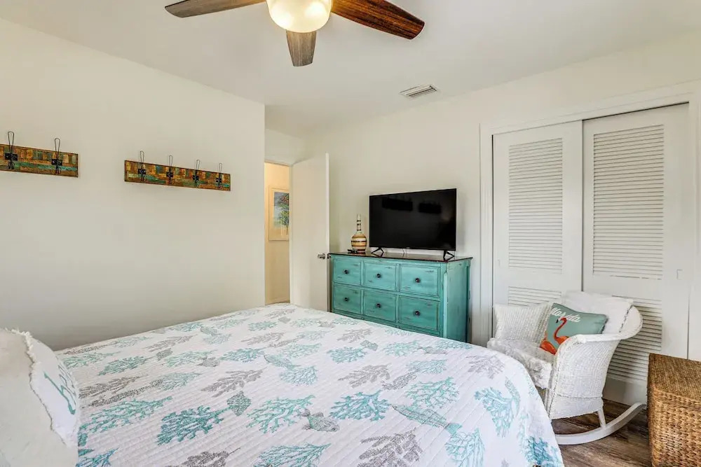 Siesta Keys Home w/ Deck Half Mile to Turtle Beach