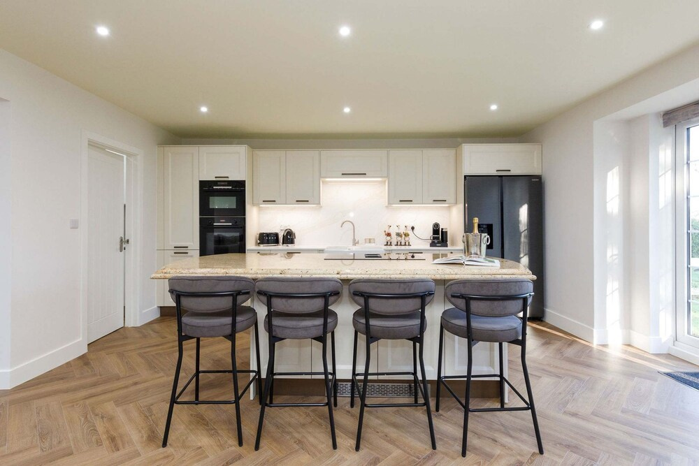 Beautiful 4-bed Close to South Downs Goodwood