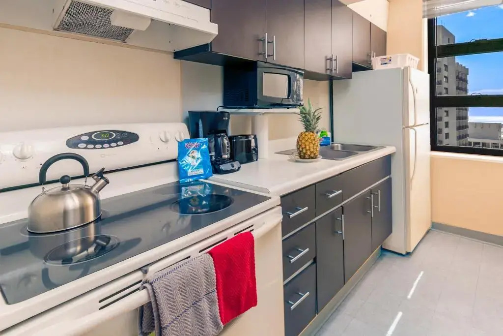 Fabulous Diamond Head and Ocean Views 33rd Floor - Parking, WiFi - Close to Beach