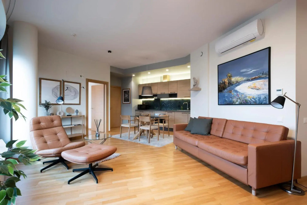 2 Bedroom Apt, 2 garage spots & balconies, self check-in, by Cohost