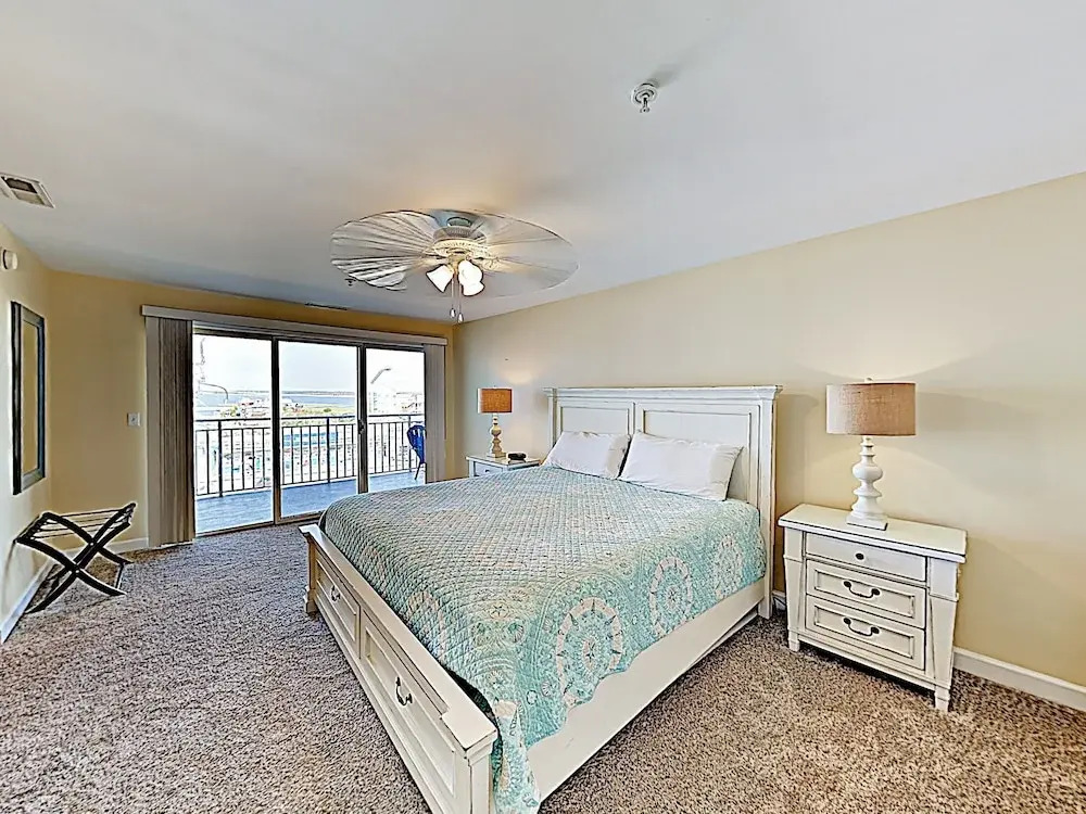 New Listing! Ocean-view W/ Rooftop Pool 4 Bedroom Condo