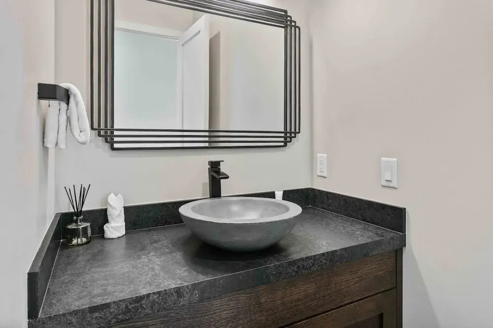 Easy East Village Ski Access Hot Tub 5br 5 Bedroom Home