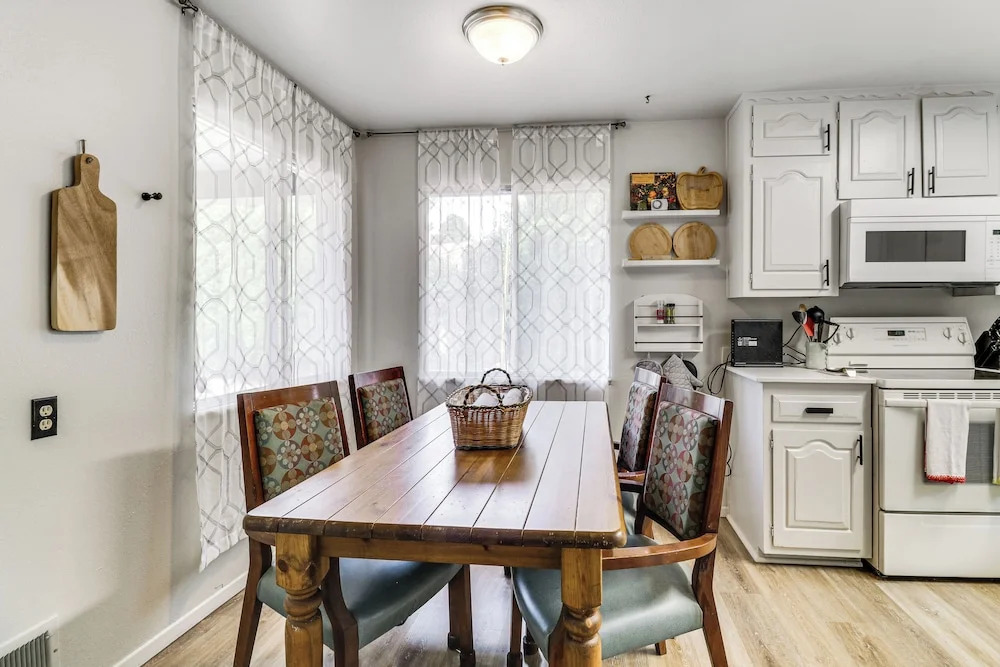 Walk to Unm! Quiet Extended Escape w/ Patio