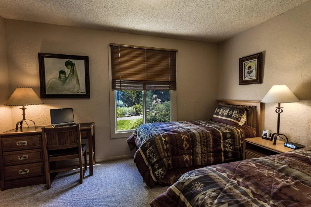 Artist Road #30, 2 Bedrooms, Fireplace, Pool Access, Washer/Dryer, Sleeps 4