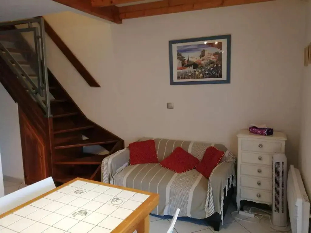 Belle villa dangle, 6 couchages, cuisine climatisée, 3 chambres terrasse ombragée parking dans résidence sécurisée avec piscine commune, 400m de la mer, LROND24