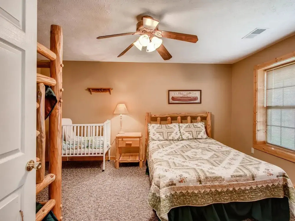 Bearadise 4 Bedroom Cabin by RedAwning