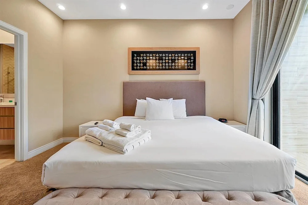 Spacious Luxury 4BR Suite Near Disney