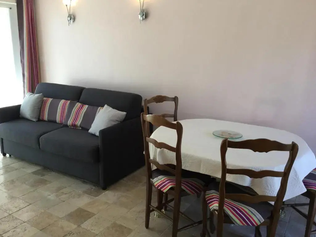 pretty gite with pool in cavaillon, beautiful view on the luberon mountains, 4 people