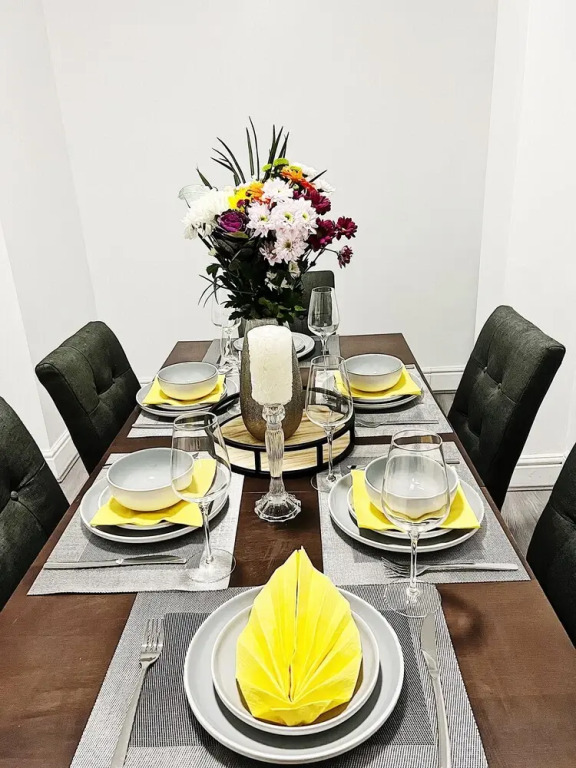 Impeccable 4-bed House in Manchester