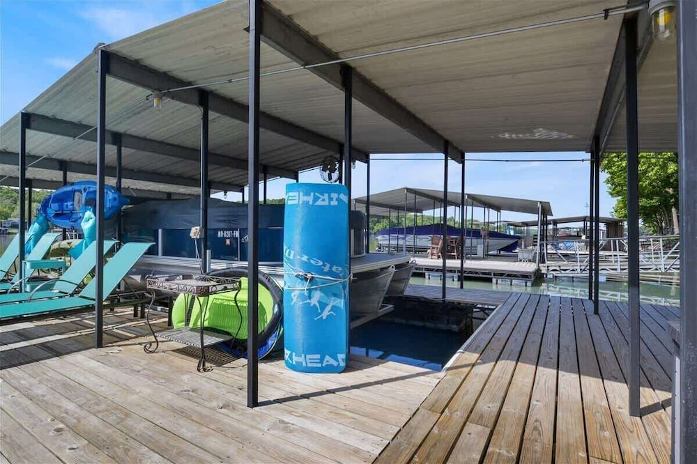 Lakeside Serenity Dock Days & Firepit Nights