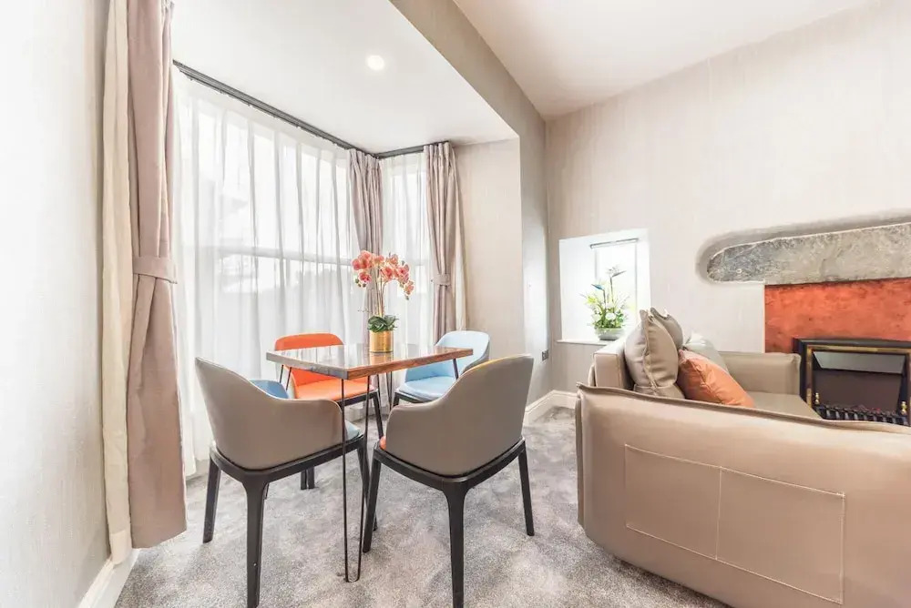 The Old Stamp House Retreat- Three En-suite Bedrooms Central Village Location