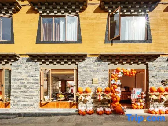 Litang Waiting for the Wind to Vacation (Letong Ancient Town Qianhu  Village Store)