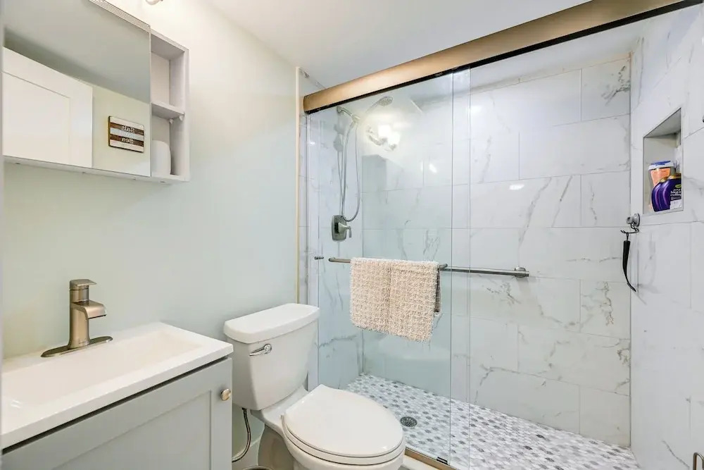 Naples Condo w/ Pool - Walk to Dining & Beach