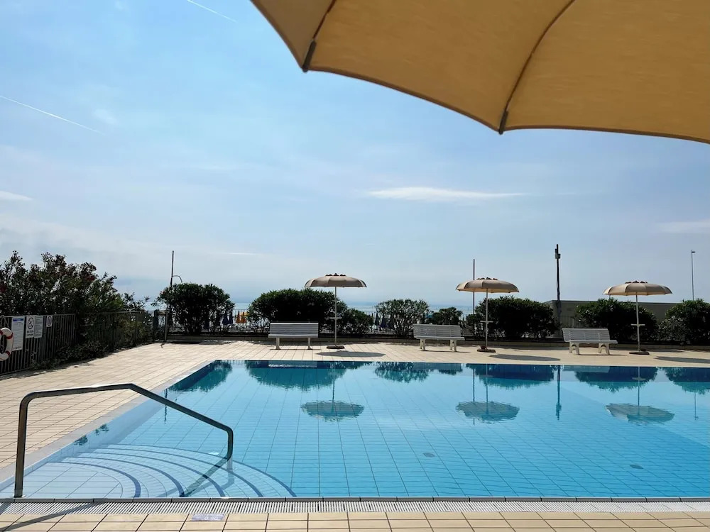 Equipped Flat With Garden and Pool