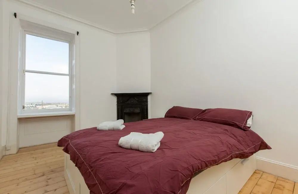 Spacious 1BR Flat With View in Edinburgh -sleeps 4