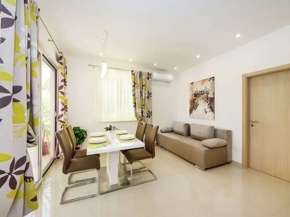 New Luxury Apartment With Nice Garden and Barbecue in a Quiet Area, Wifi