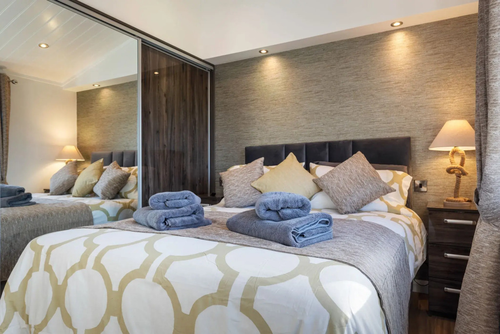 Hiraeth - Luxury Lodge with Hot Tub, Close to Beach