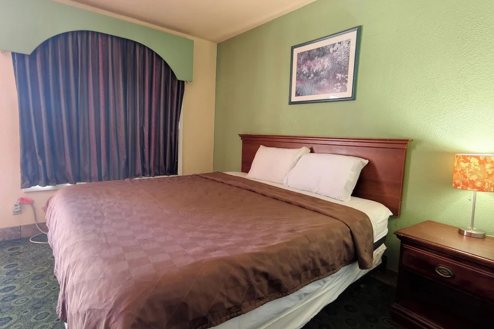 Sunset Lodge Elgin near US 290 by Hotel O