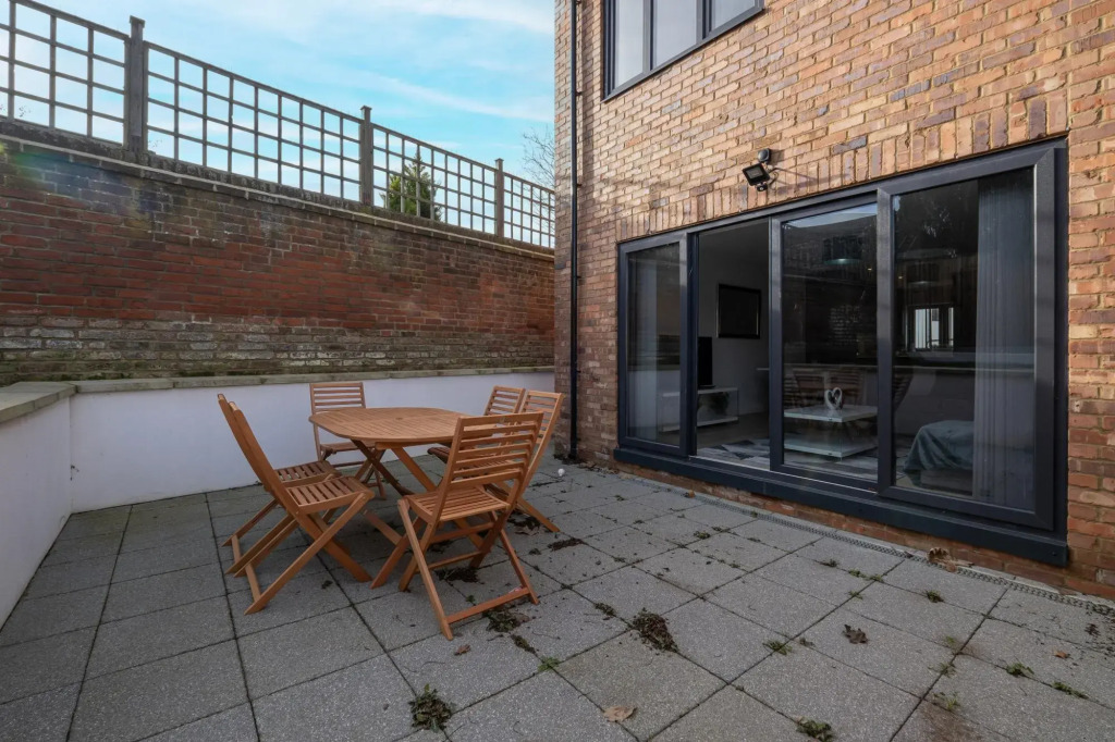 Modern 4 Bedroom House 03 With Parking in Farnham