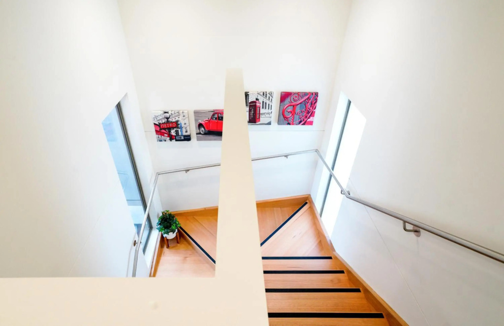 U201 Brunswick Living Top floor Balcony Close to APT and CBD Free Wifi Tram at Doorstep