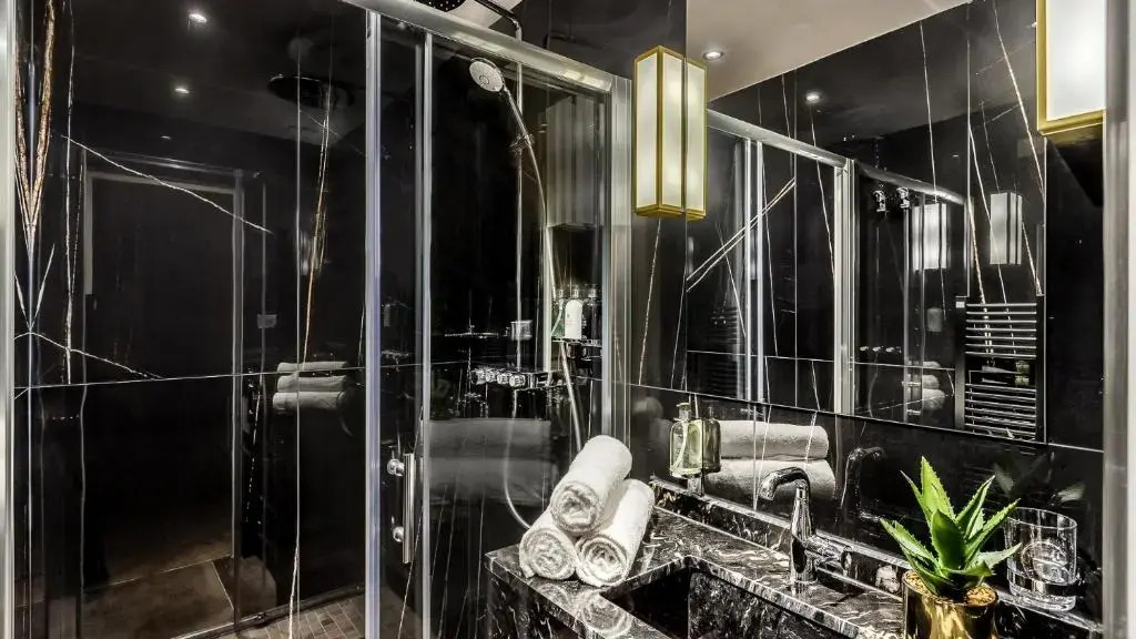 Luxury 6 Bedroom 5 bathroom Palace Apartment - Louvre View