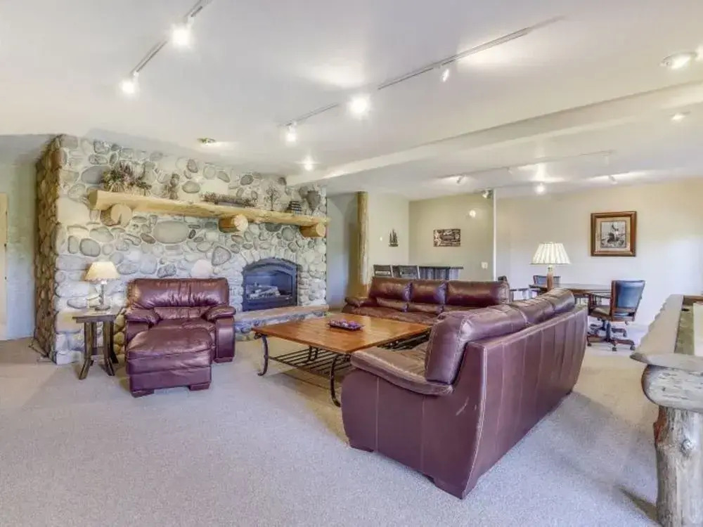 224 Bross 5 Br Home by RedAwning