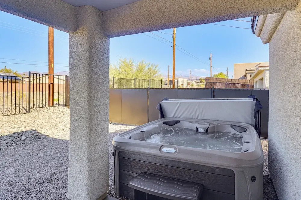4 Mi to Lake Havasu State Park! Retreat w/ Hot Tub