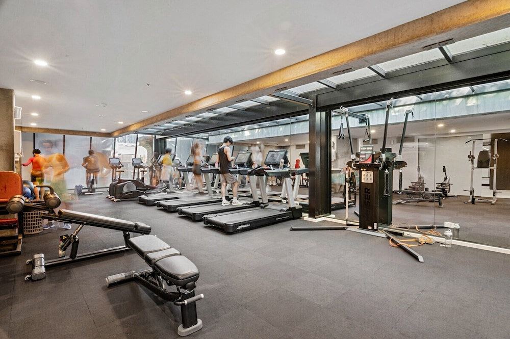 2-bed High-rise Apartment With Pool & Gym