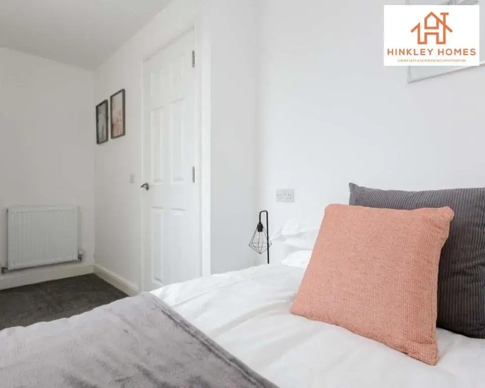 Modern Townhouse - Free Gated Parking - City Centre - 5 ! By Hinkley Homes Short Lets & Serviced Accommodation