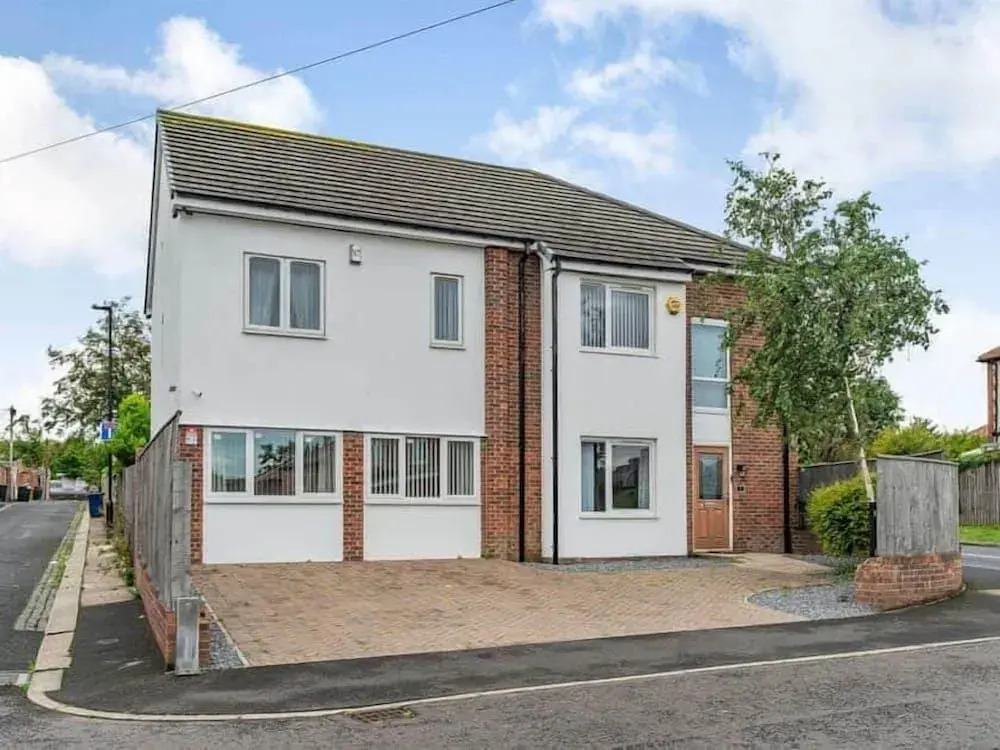 Numero Uno Detached Aparthouse 7 BR Hot Tub Wifi Parking Contractors and Group Friendly