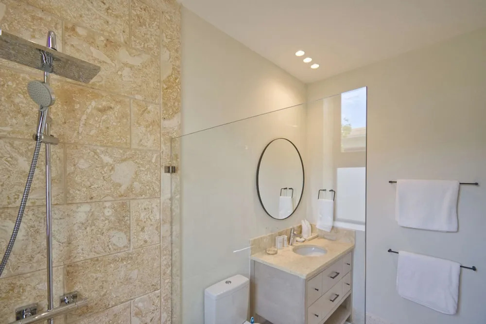 Modern Lake Villa With English Speaking Staff in Golf and Beach Resort