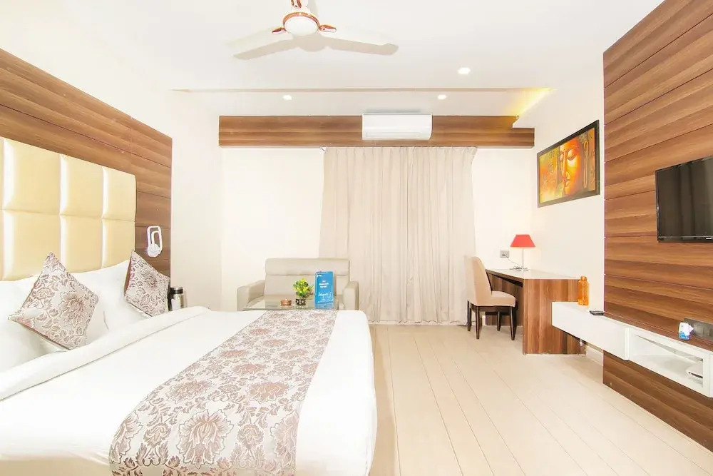 OYO 13482 Hotel Moments