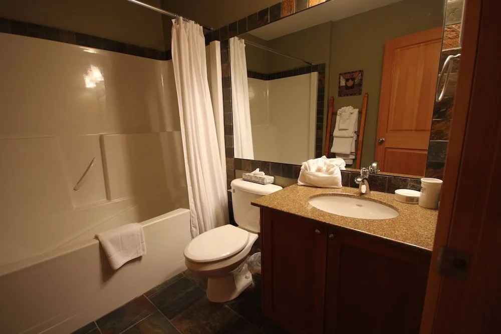 Pinnacle Ridge Chalets by Fernie Lodging Co