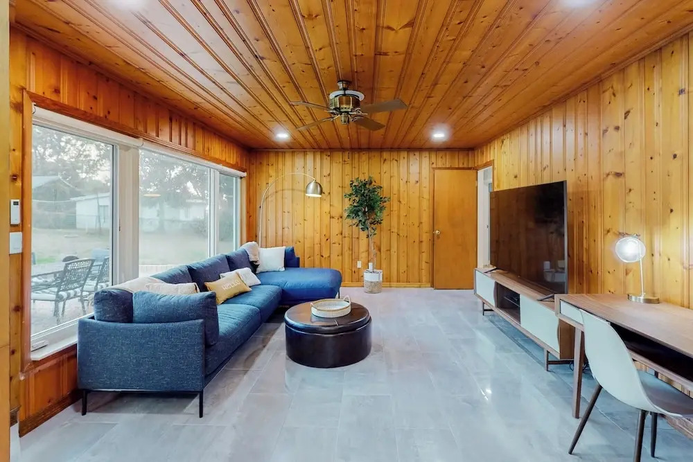 Steps to Lake Hollingsworth! Dog-friendly Retreat
