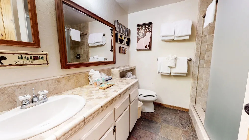 Villa de los Pinos 16 Rustic, Pet-Friendly with Gorgeous Mountain Views by RedAwning