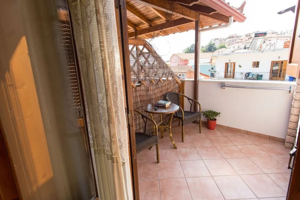 Akis House