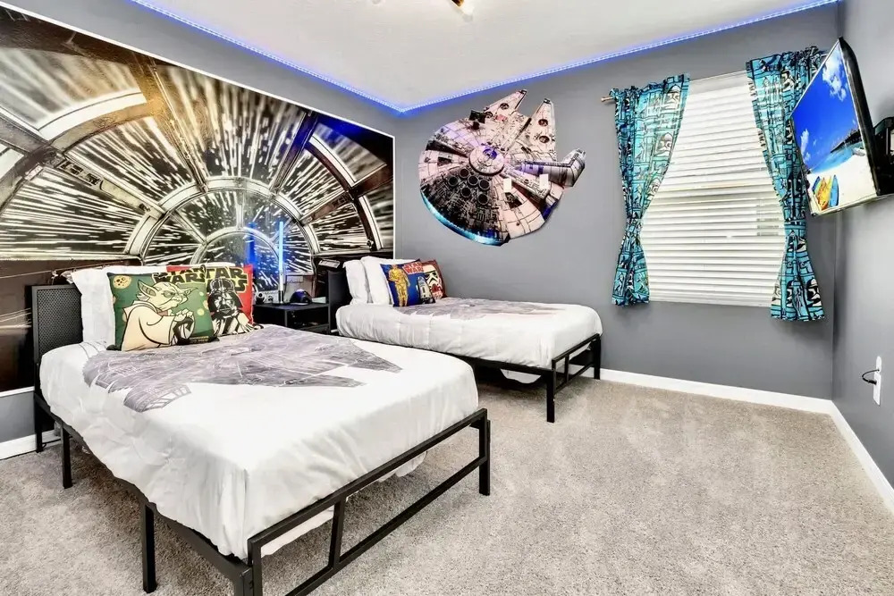 7BR Family Home - Star Wars Princess Theme - Sleeps 14 - w Pool Hot Tub Games