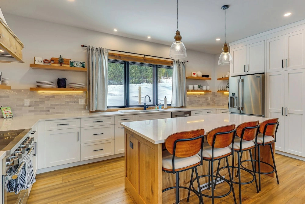Luxe Mountain Home w/ Chefs Kitchen & Okemo Views