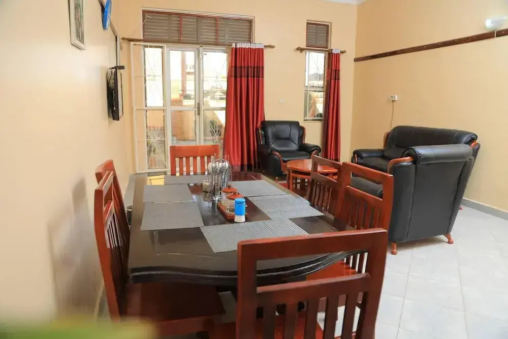 Kampala - Apartment - Sleeps 4 - Parking